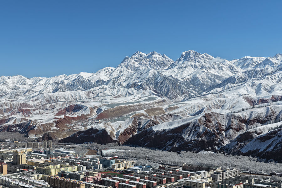 春雪落祁连 一城一雪山